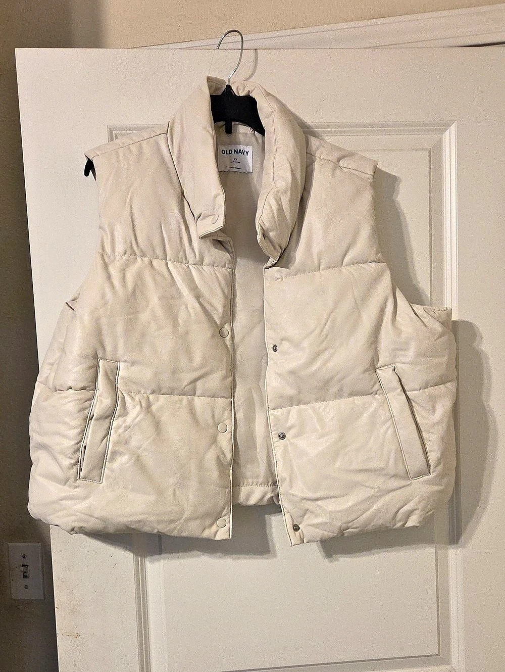 Old Navy Faux Leather Puffer Vest in White XL Like New
